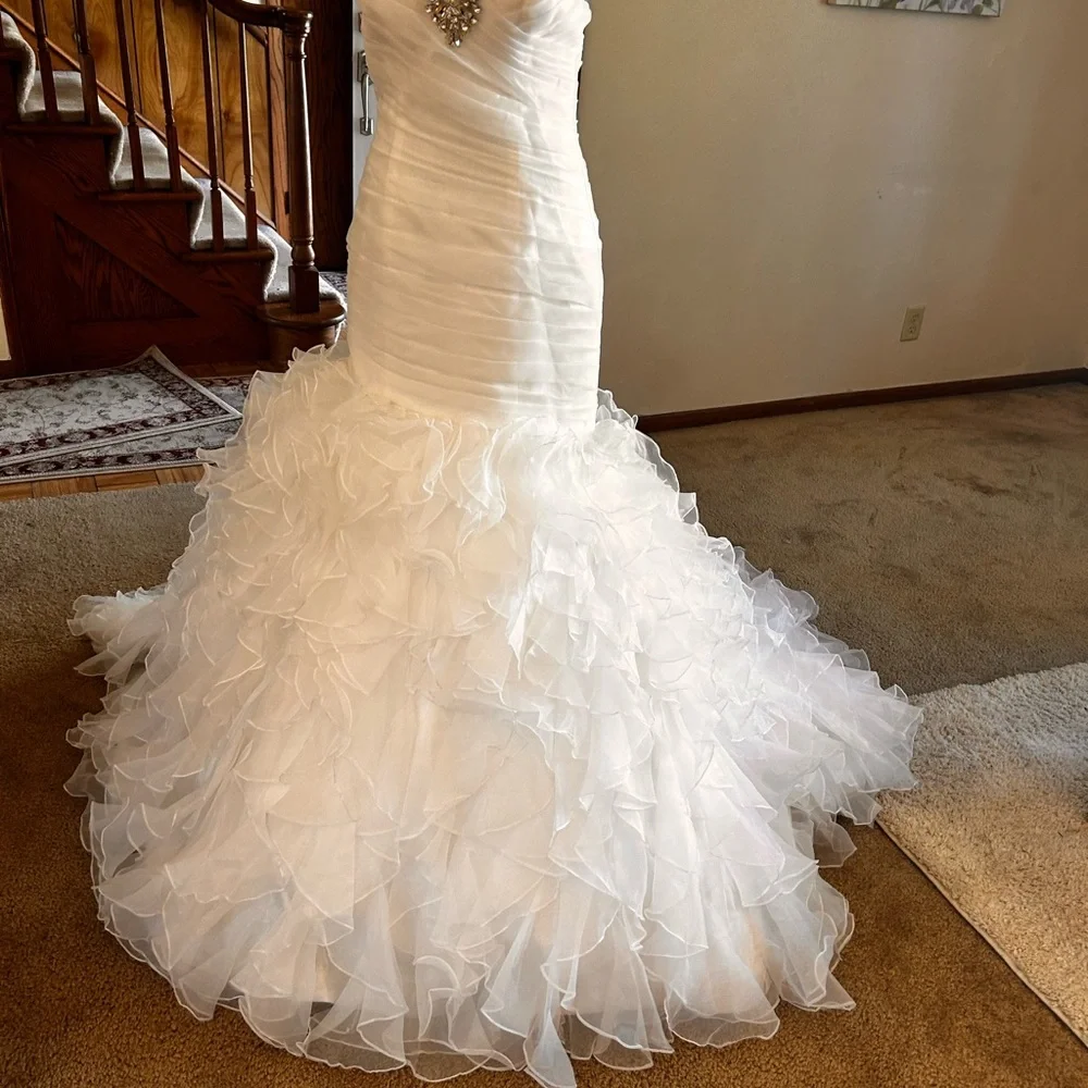 BNWT never worn wedding dress - Picture 3 of 13